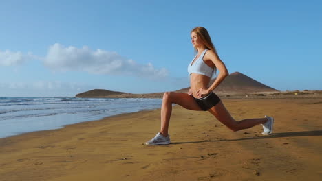 Yoga-Retreat-Und-Training---Frau-In-Yoga-Pose-Am-Strand-Bei-Sonnenaufgang.-Weibliches-Yoga-Mädchen,-Das-Training-In-Der-Ruhigen-Ozeanlandschaft-Ausarbeitet.-Steadycam-In-Zeitlupe